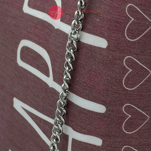 Un petit sac dit “seau” fait avec toile fine rose présentant le mot “happy” et du simili motif autruche gris.