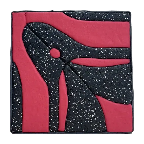 Tableau textile Kinusaiga de 10 × 10 cm représentant un clitoris stylisé en toile noire pailletée, sur fond de popeline rose fuchsia, en formes courbes très graphiques.