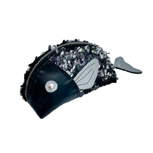 Une pochette zippée cousue dans du simili cuir noir, du tissu à sequins noirs et blancs, et du denim gris.