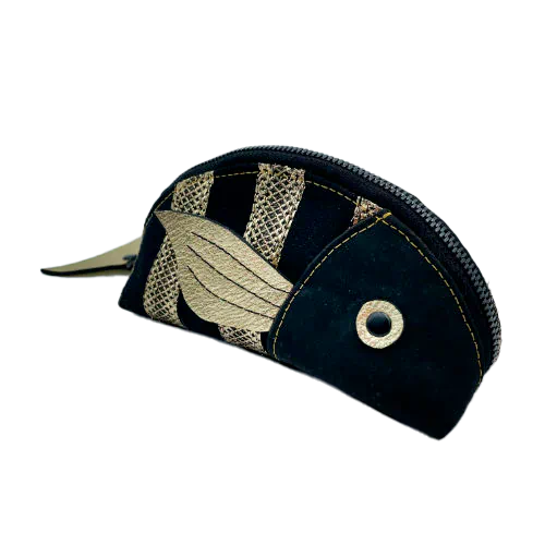 Une pochette zippée cousue dans du liège noir, du voile noir avec des bandes dorées et du cuir métallisé doré.