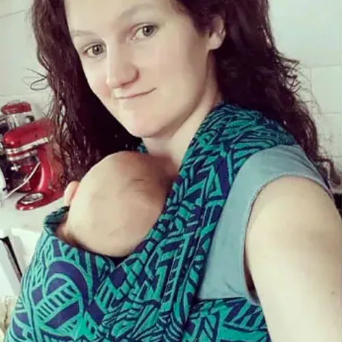 Élodie carried her babies in her blue and green baby wrap.